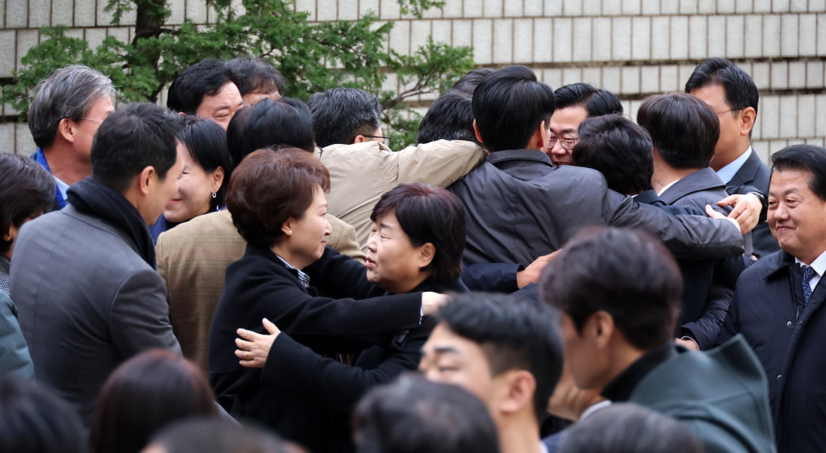 [포토] 카지노 꽁머니 대표 무죄 판결에 얼싸안은 민주당 의원들