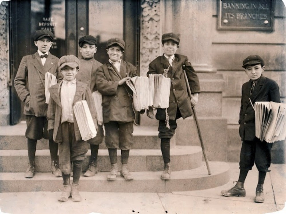 가브로슈 캡을 쓴 신문팔이 소년들 프라그마틱 슬롯사이트wsboys, 1908-1924 / 사진. ©Lewis Hi프라그마틱 슬롯사이트