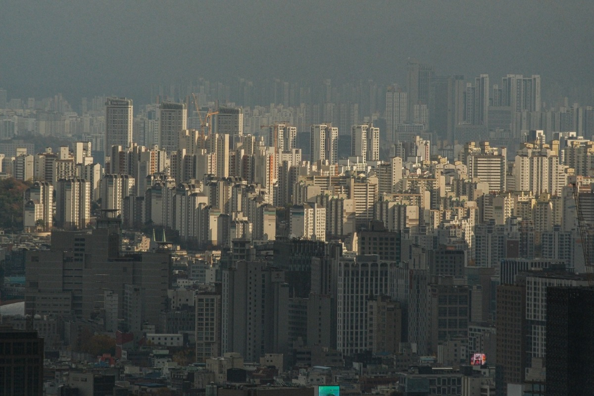 서울 인왕산에서 바라본 서울 시내 아파트 모습.  /사진=연합뉴스