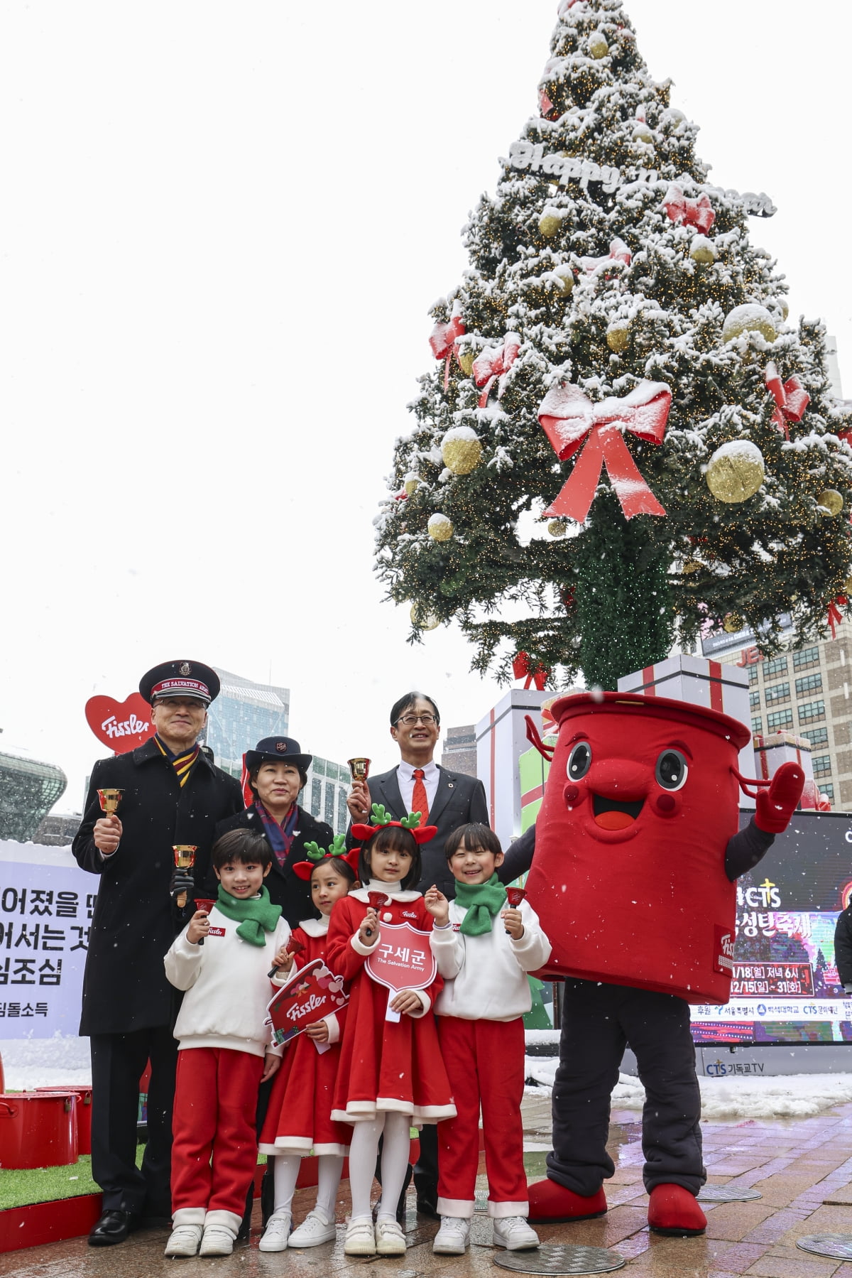 [포토] 휘슬러X구세군 사랑샘 자선냄비 체험관 전달식 진행