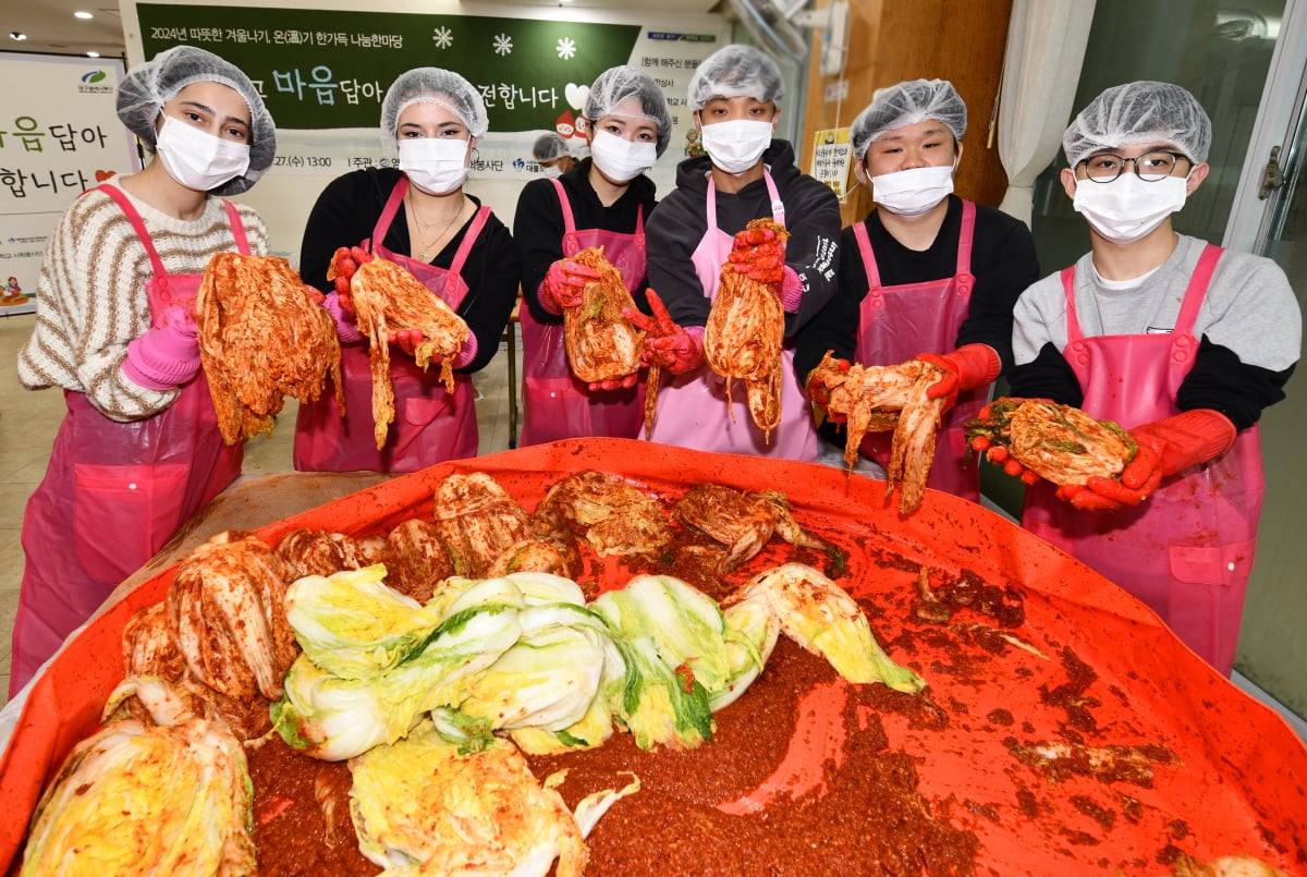  외국인 유학생 등 영진전문대 사회봉사단이 27일 김장김치 나눔활동을 벌였다. 영진전문대 제공