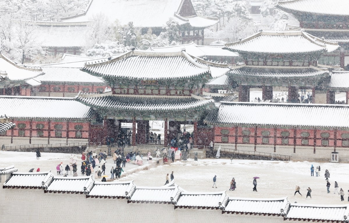 서울과 수도권에 폭설이 내린 27일 서울 종로구 경복궁에 눈이 쌓여 있다. /이솔 기자