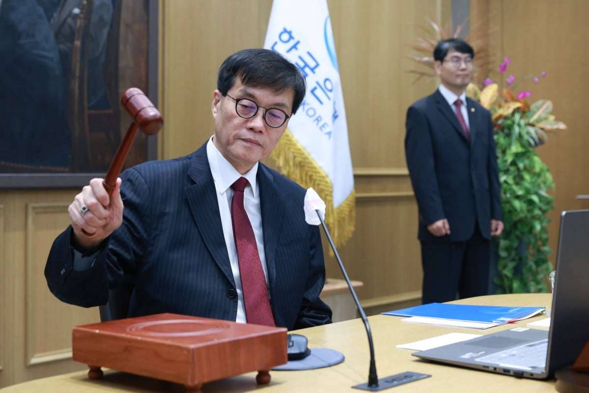 이창용 한국은행 총재가 28일 금융통화위원회 통화정책방향 회의에서 의사봉을 두드리고 있다. 한국은행 제공.