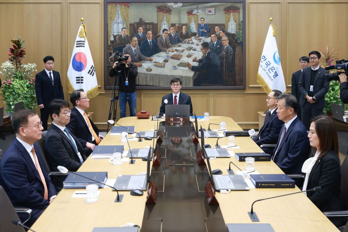 이창용 한국은행 총재와 금통위원들이 28일 금융통화위원회 통화정책방향 회의에 참석했다. 한국은행 제공.