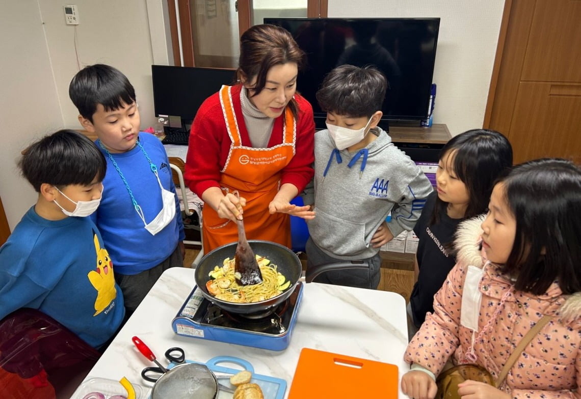 2023년도 '한끼의 울림' 캠페인으로 특식을 선물받은 전남 대치지역아동센터 아동과 교사가 직접 요리를 만들고 있다/ CJ나눔재단 제공