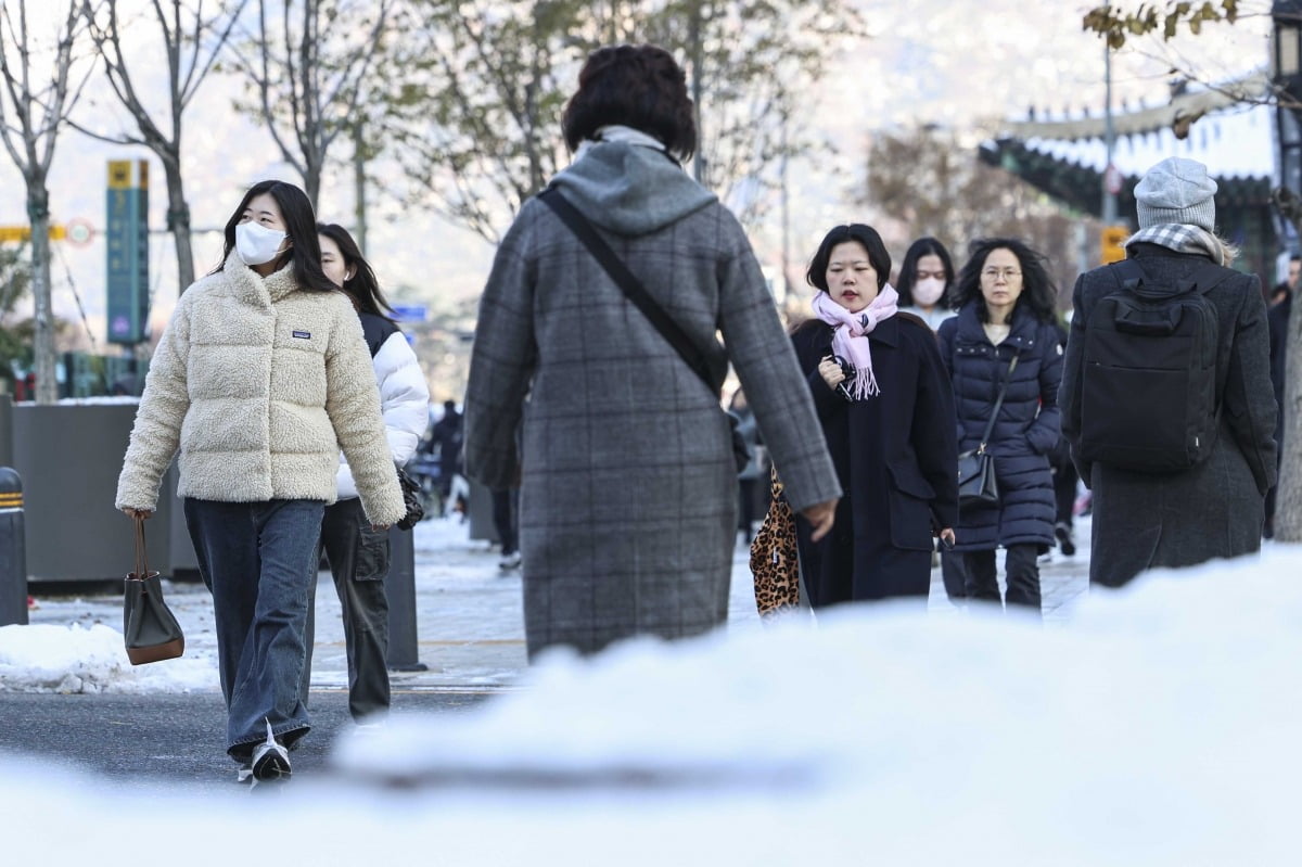 전국적으로 영하권의 날씨를 보인 29일 서울 중구 세종대로 일대에서 시민들이 두꺼운 옷을 입고 발걸음을 재촉하고 있다./임형택 기자