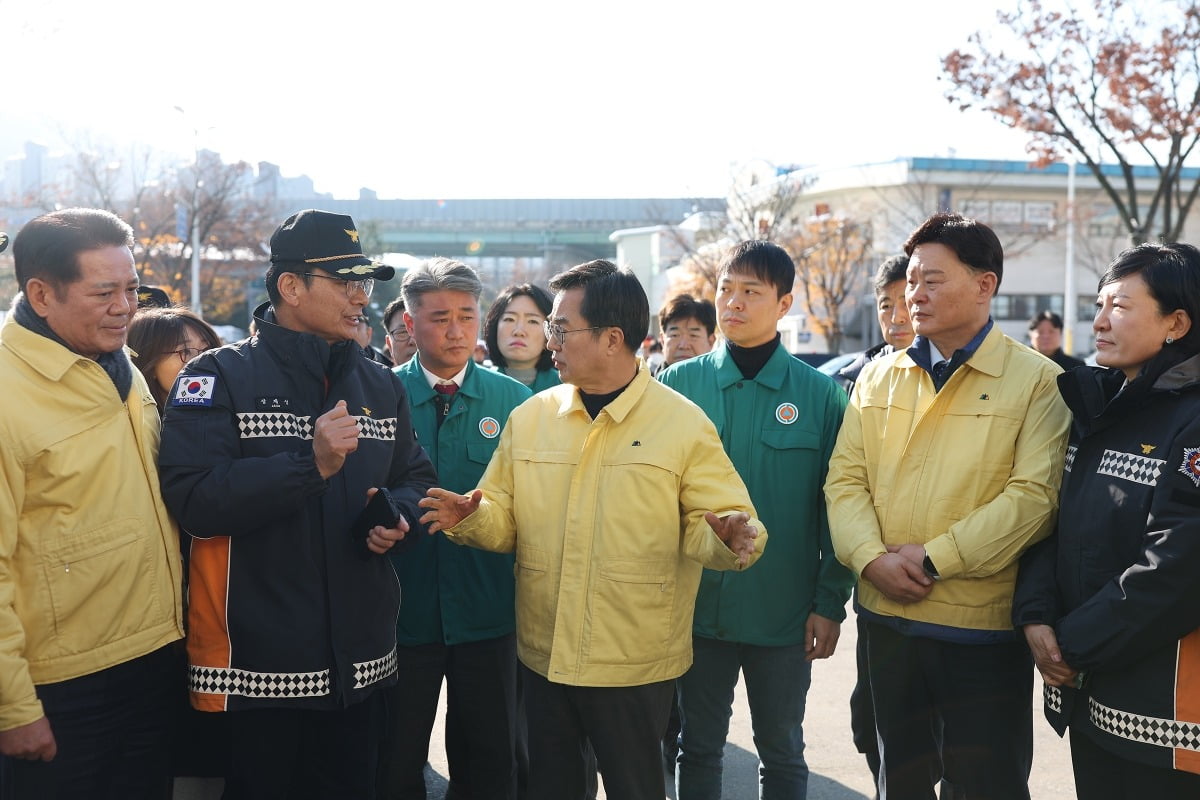 김동연(왼쪽 세 번째) 경기도지사가 29일 오전 안양지역 도의원들과 안양농수산물도매시장을 방문해 폭설 피해 현장 확인 및 점검과 함께 현장의 어려움을 청취하고 있다.경기도 제공