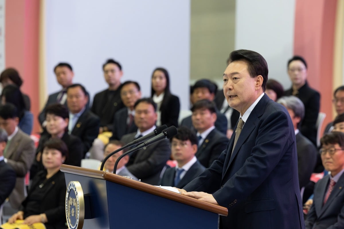 윤석열 대통령이 지난달 31일 경기 고양시 일산 킨텍스에서 열린 2024 대한민국 소상공인대회 개막식에서 축사를 하고 있다. 대통령실 제공