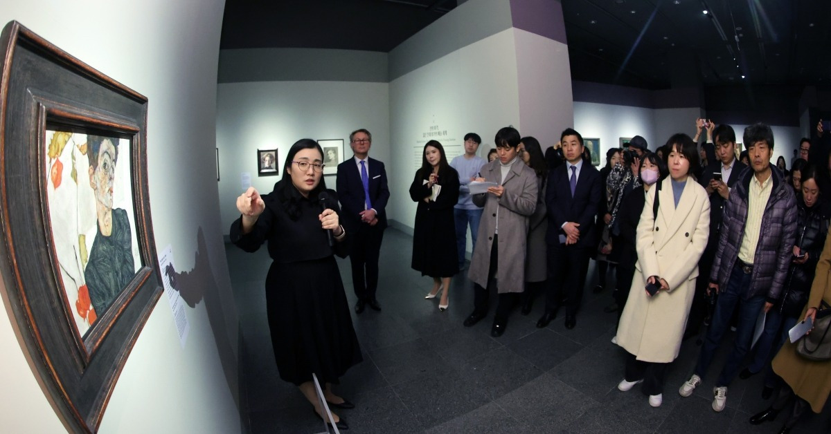 한국경제신문과 국립중앙박물관, 레오폴트미술관이 주최하는 '비엔나 1900, 꿈꾸는 예술가들-구스타프 클림트부터 에곤 실레까지' 언론공개회가 29일 오전 서울 용산 국립중앙박물관에서 열렸다. 언론 관계자들이 전시를 관람하고 있다. /사진=최혁 기자