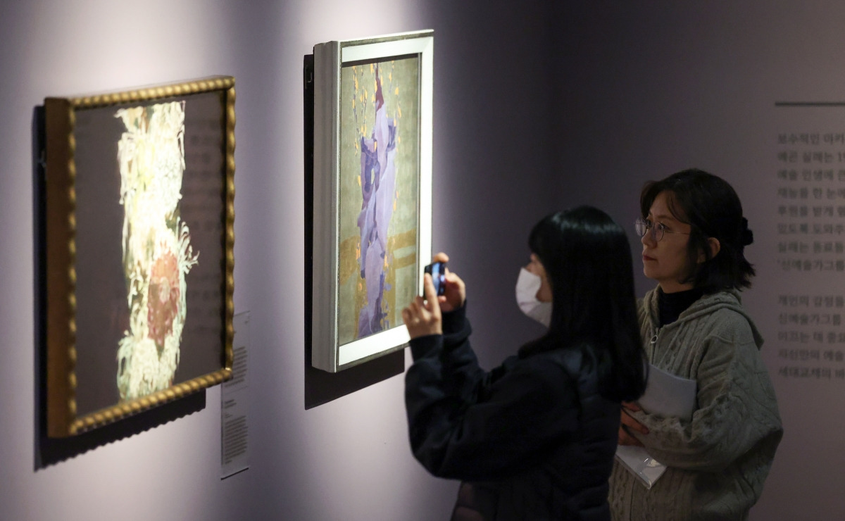 한국경제신문과 국립중앙박물관, 레오폴트미술관이 주최하는 '비엔나 1900, 꿈꾸는 예술가들-구스타프 클림트부터 에곤 실레까지' 언론공개회가 29일 오전 서울 용산 국립중앙박물관에서 열렸다. 언론 관계자들이 전시를 관람하고 있다. /사진=최혁 기자