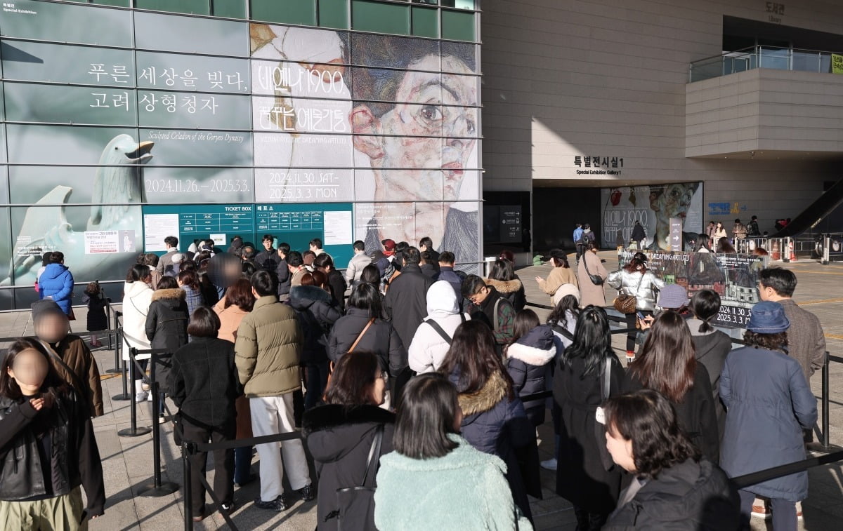 한국경제신문과 국립중앙박물관, 레오폴트미술관이 주최하는 '비엔나 1900, 꿈꾸는 예술가들-구스타프 클림트부터 에곤 실레까지' 전시가 30일 개막했다. 관람객들이 티켓 예매를 하기 위해 줄지어 서 있다. 사진=이솔 기자