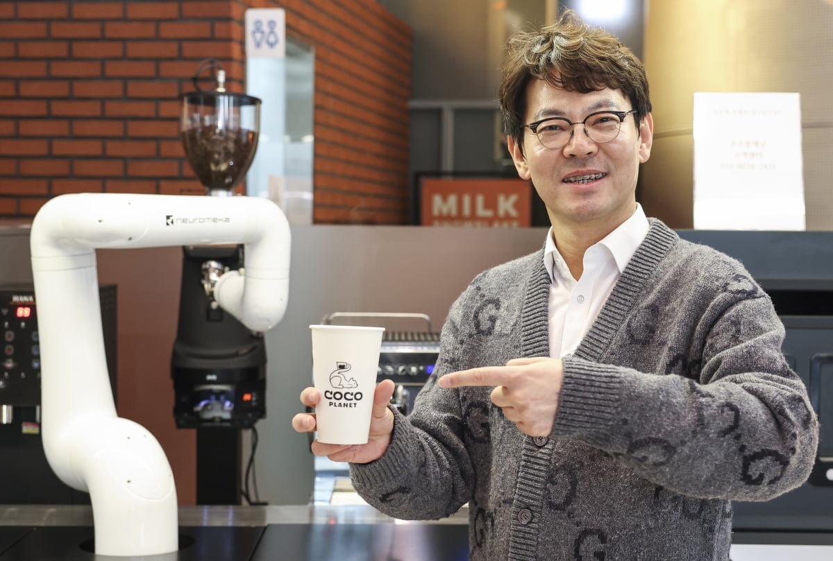 박종훈 뉴로메카 대표가 서울 성수동 본사에서 자사 로봇 제품들을 소개하고 있다. 임형택 기자