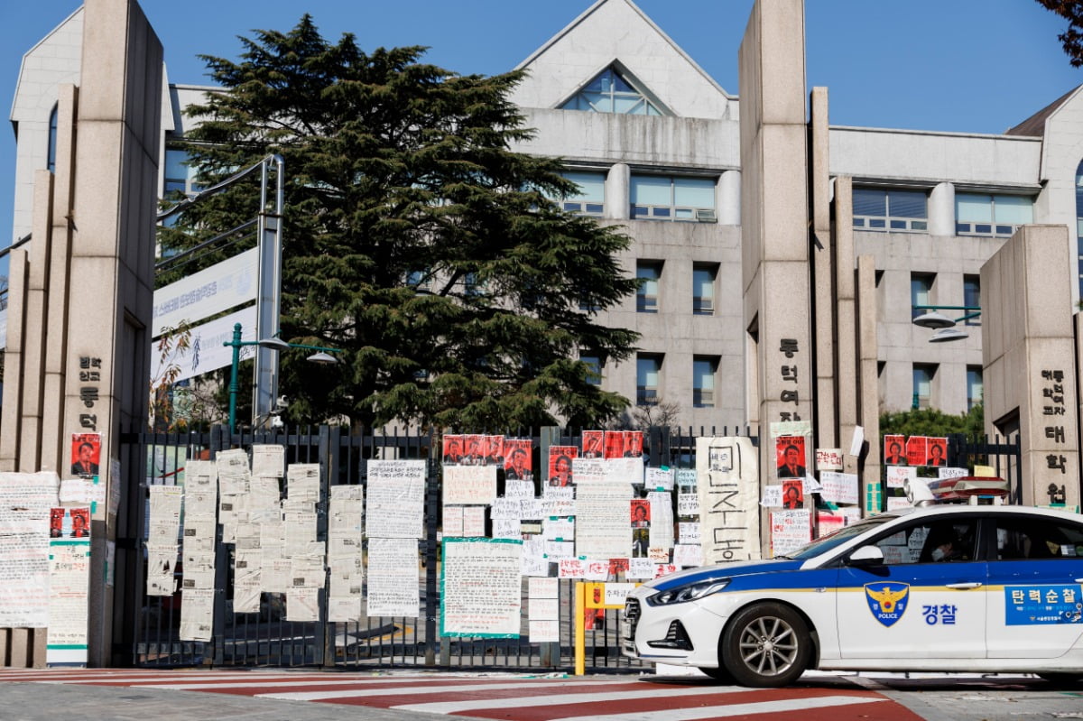 동덕여대, 학생들 본관점거 장기화에 '퇴거' 추진…가처분 신청