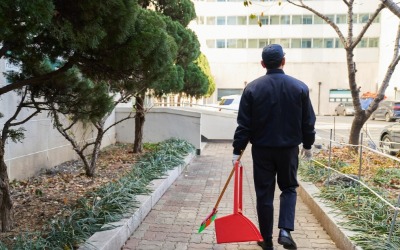 "아파트 경비 아저씨가 대학교수였대요"…갈 곳 없는 5060