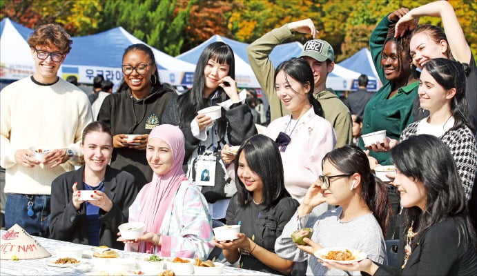 [사진으로 보는 세상] "저희 나라 음식 맛 좀 보세요"…계명대 세계 음식 축제