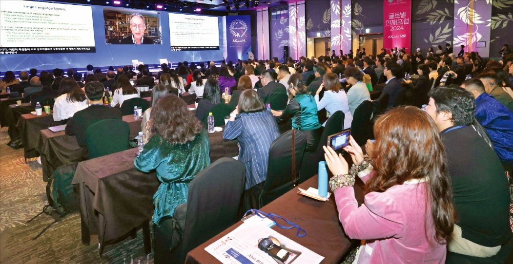 < 메모하고 사진찍고 > 지난달 30일 서울 광장동 그랜드워커힐서울에서 열린 ‘글로벌인재포럼 2024’에서 올해 노벨물리학상을 수상한 제프리 힌턴 캐나다 토론토대 컴퓨터공학과 명예교수가 기조연설을 시작하자 청중이 스마트폰으로 힌턴 교수의 연설 장면을 촬영하거나 메모하면서 듣고 있다. /김범준 기자 