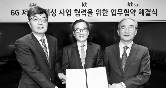 김영섭 KT 대표(오른쪽부터)와 강구영 KAI 대표, 서영수 KT SAT 대표가 업무협약 후 기념촬영을 하고 있다.  KT 제공 