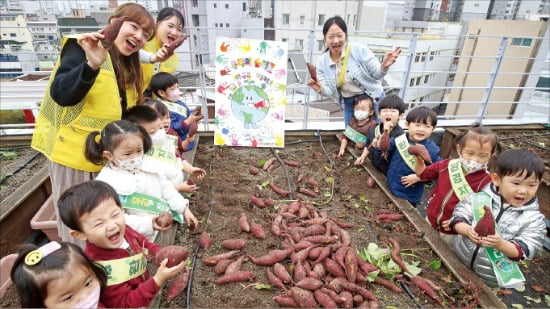 [포토] “엄마~ 고구마 쪄주세요”   