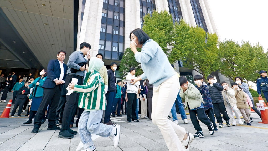 [포토] 화재 대피 훈련하는 정부서울청사 