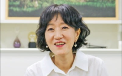 [책마을] "번역은 뇌와 심장의 협동작업…AI가 따라 하기엔 역부족이죠"