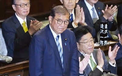 日총리직 지킨 이시바…소수여당 '험로' 직면