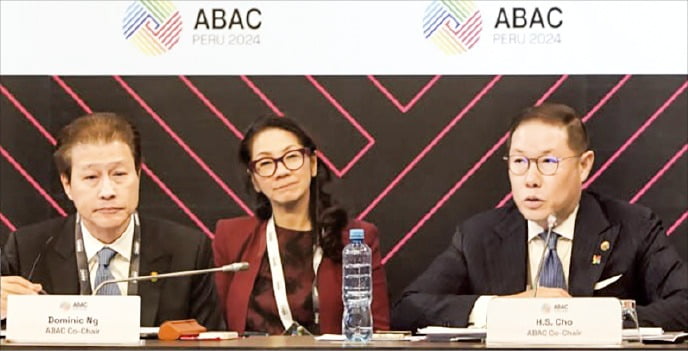 아시아태평양경제협력체(APEC) 기업 부문 자문기구인 기업인자문위원회(ABAC) 의장에 선임된 조현상 HS효성 부회장(오른쪽)과 도미닉 엥 전 ABAC 의장(왼쪽)이 12일(현지시간) ABAC 회의에서 발언하고 있다.  /대한상공회의소 제공 