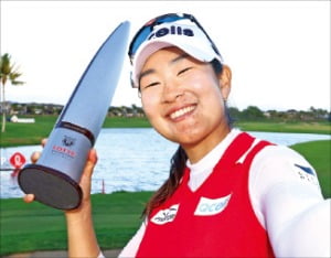 김아림이 지난 9일 LPGA투어 롯데 챔피언십 우승 트로피를 들고 환하게 웃고 있다.  /AFP연합뉴스 