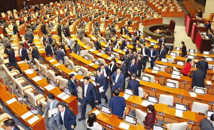 < 표결 전 퇴장하는 與  > 14일 국회 본회의에 ‘김건희 여사 특검법’이 상정되자 국민의힘 의원이 단체로 퇴장하고 있다.   /강은구 기자 