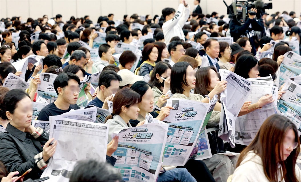 <어느 대학 갈 수 있을까> 15일 서울 군자동 세종대 컨벤션센터에서 열린 ‘종로학원 2025 정시 합격 점수 예측 및 전략 설명회’에서 학부모들이 정시모집 배치 참고표를 보며 설명을 듣고 있다. 이날 설명회에서 임성호 종로학원 대표와 오종운 평가이사는 올해 수능 난이도를 분석하고 정시 지원 전략을 소개했다.  최혁 기자 