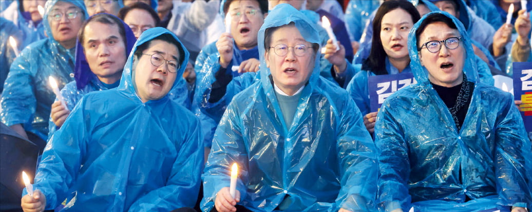 이재명 대표를 비롯한 더불어민주당 지도부가 지난 16일 서울 광화문 북측광장에서 열린 ‘김건희·윤석열 국정농단 규탄 및 특검 촉구’ 3차 집회에서 촛불을 들고 구호를 외치고 있다. 왼쪽부터 박찬대 원내대표, 이 대표, 김민석 최고위원.   뉴스1 