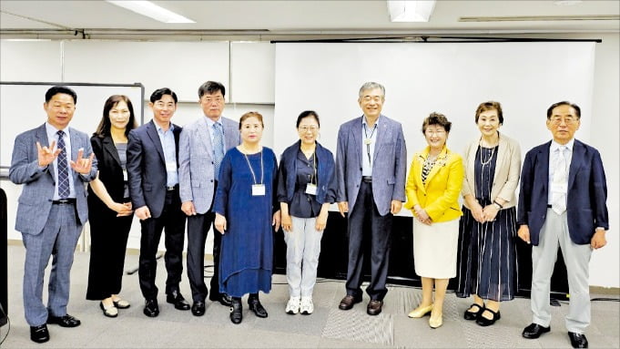 한국산업카운슬러협회와 일본산업카운슬러협회 관계자들이 지난 6월 일본 도쿄에서 열린 '산업카운슬링일본전국연구대회'에서 만나 한국·일본 산업계의 이슈에 대한 의견을 나눴다.  한국산업카운슬러협회 제공
 