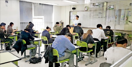 [테샛 공부합시다] '정부지출 효과' '규모의 경제'…이론 문항 어려워