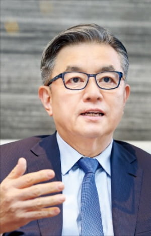 글로벌 로펌 DLA파이퍼의 이원조 한국총괄대표는 21일 한국경제신문과의 인터뷰에서 트럼프 행정부 2기에 대비해 한국 기업의 대응 전략 변화를 주문했다.  최혁 기자 