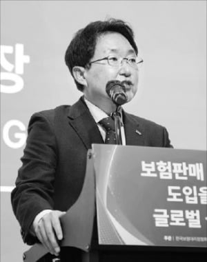 김용태 한국GA협회 회장이 21일 ‘보험판매 전문회사 도입을 위한 글로벌 심포지엄’에서 인사말을 하고 있다.  한국GA협회 