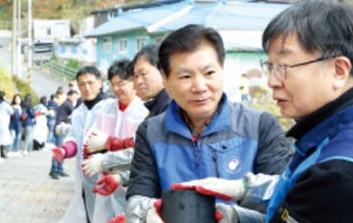 "겨울 맹추위 막아주는 온정 배달합니다"