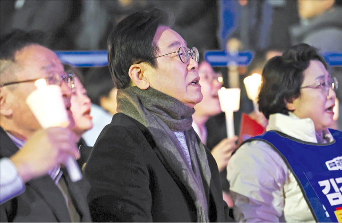 이재명 더불어민주당 대표가 지난 23일 서울 광화문광장 일대에서 열린 ‘김건희·윤석열 국정농단 규탄·특검 촉구’ 4차 장외집회에서 구호를 외치고 있다.  뉴스1 