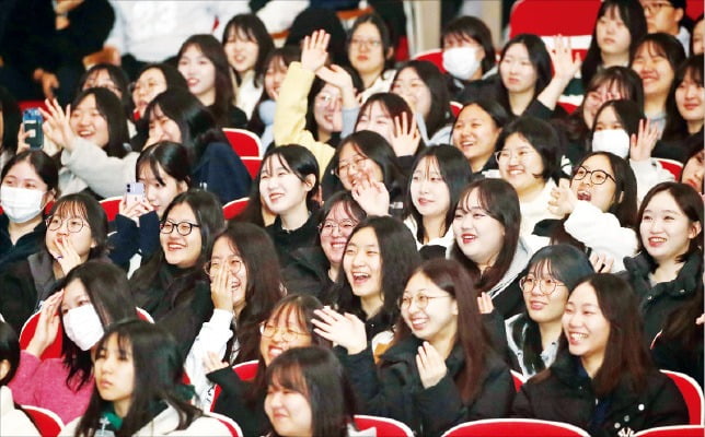 [사진으로 보는 세상] 수능 끝나고 힐링 타임…"다들 고생하셨어요"