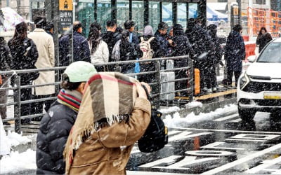 서울 11월 최대 '폭설' … 도로 곳곳 마비, 출퇴근 '대혼잡'