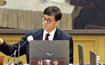 꺼져가는 경기부터 살리자…15년 만에 2연속 금리 내린 이창용