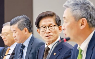 "기술개발 한창인데 장비 끄라니…주52시간제, 첨단산업 발목잡아"