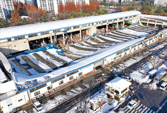 < 주저앉은 농수산물시장 지붕 > 28일 경기 안양시 농수산물도매시장 청과동 건물이 밤사이 내린 눈으로 무너져 60대 여성 한 명이 경상을 입었다. 뉴스1 