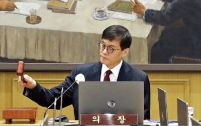 꺼져가는 경기부터 살리자…15년 만에 2연속 금리 내린 이창용