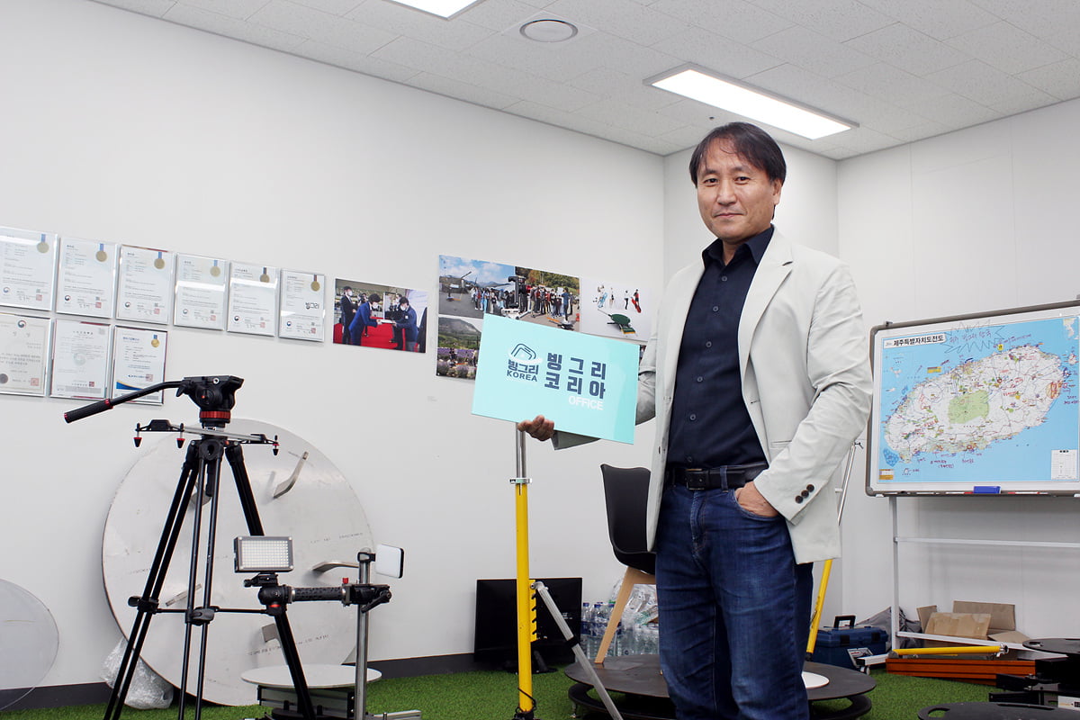 [제주대학교 2024년 초기창업패키지 선정기업] 360도 회전 촬영 전문기기를 개발해 서비스하는 ‘빙그리코리아’