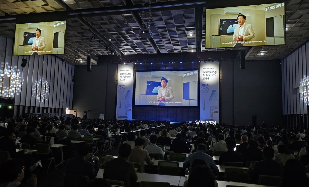 한종희 삼성전자 부회장이 11월 4일 경기 수원컨벤션센터에서 개최된 ‘삼성AI 포럼 2024’에서 개회사를 하고 있다. 사진=삼성전자