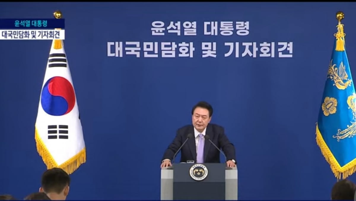 [속보] 윤 대통령 “명태균 씨 관련, 부적절한 일 없어” 