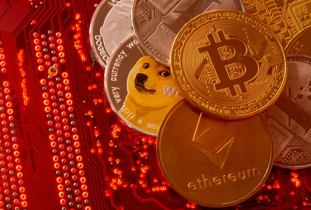  <YONHAP PHOTO-6577> FILE PHOTO: Representations of cryptocurrencies Bitcoin, Ethereum, DogeCoin, Ripple, Litecoin are placed on PC motherboard in this illustration taken, June 29, 2021. REUTERS/Dado Ruvic/Illustration/File Photo/File 