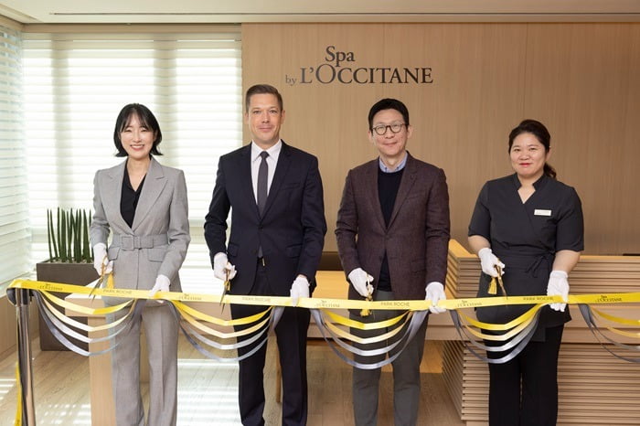 스파 바이 록시땅(Spa by L’OCCITANE) (왼쪽부터) 김나예 파크로쉬 부총지배인, 세바스찬 피쉬으더(Sebastian Fischoeder) 파크로쉬 총지배인, 김승빈 록시땅코리아 지사장. 전영인 파크로쉬 스파 매니저