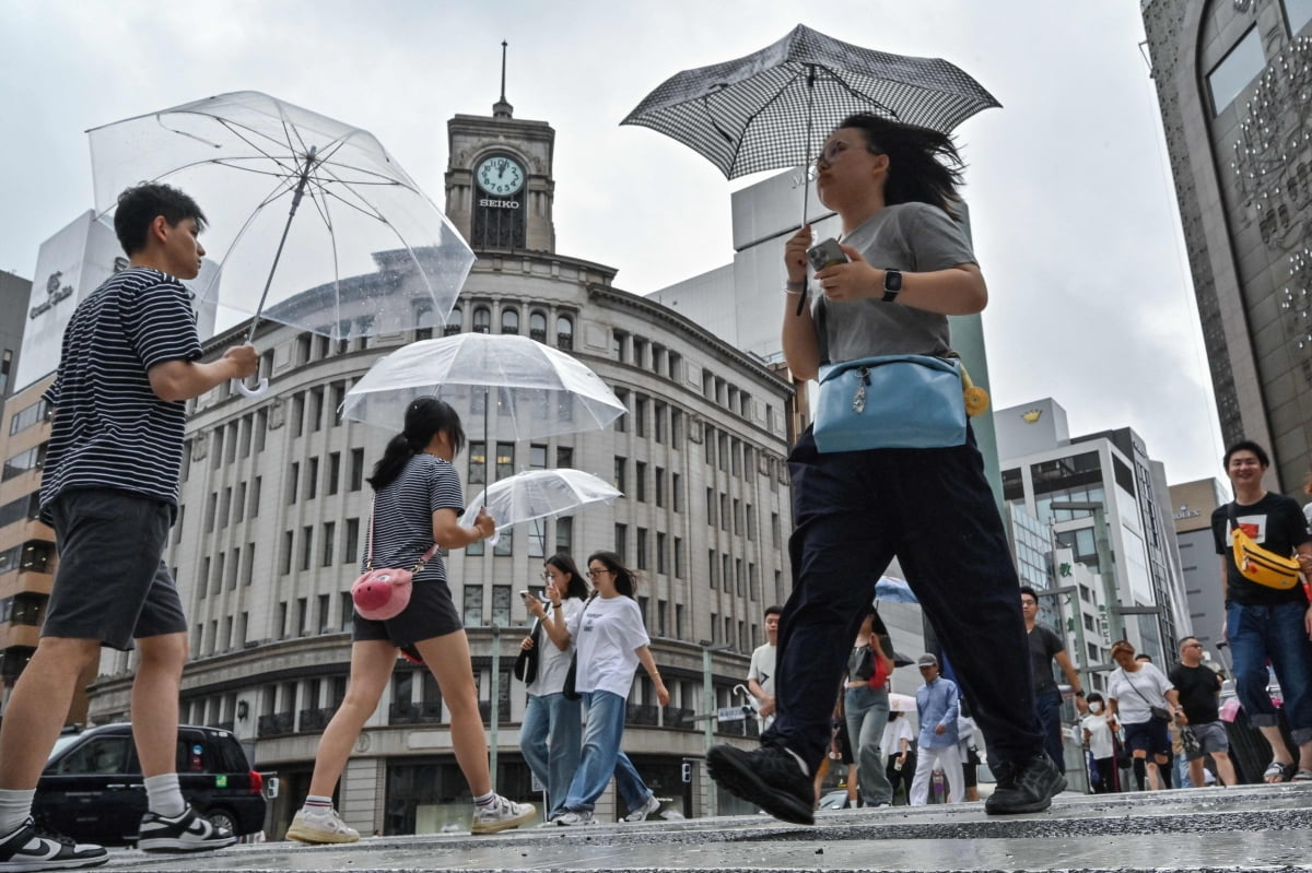  Pedestrians cross the street at the popular shopping district of Ginza in central Tokyo. 사진=연합뉴스 제공