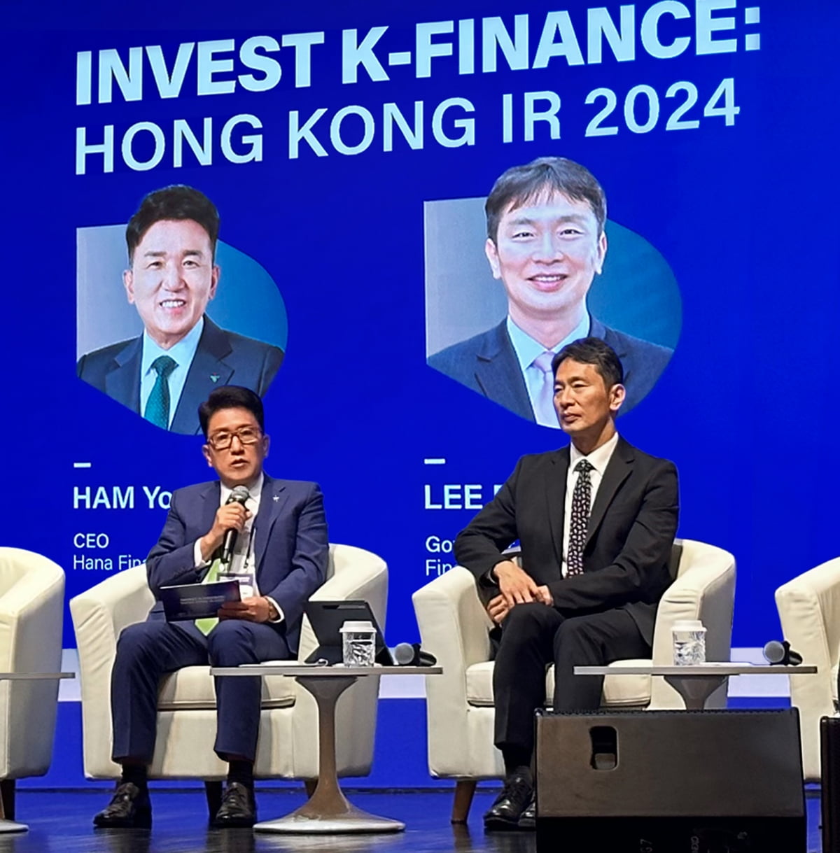 지난 13일(현지시각) 홍콩에서 개최된 ‘금융권 공동 홍콩 IR(INVEST K-FINANCE: HONG KONG IR 2024)’. 이번 홍콩 IR의 패널토론 세션에는 이복현 금융감독원장(오른쪽)과 함영주 하나금융그룹 회장 등이 참석했다. 사진=하나금융