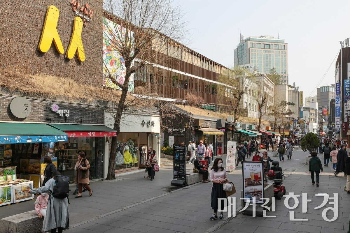 평일에도 차 없는 거리로 운영되는 인사동 거리. 사진=한국경제